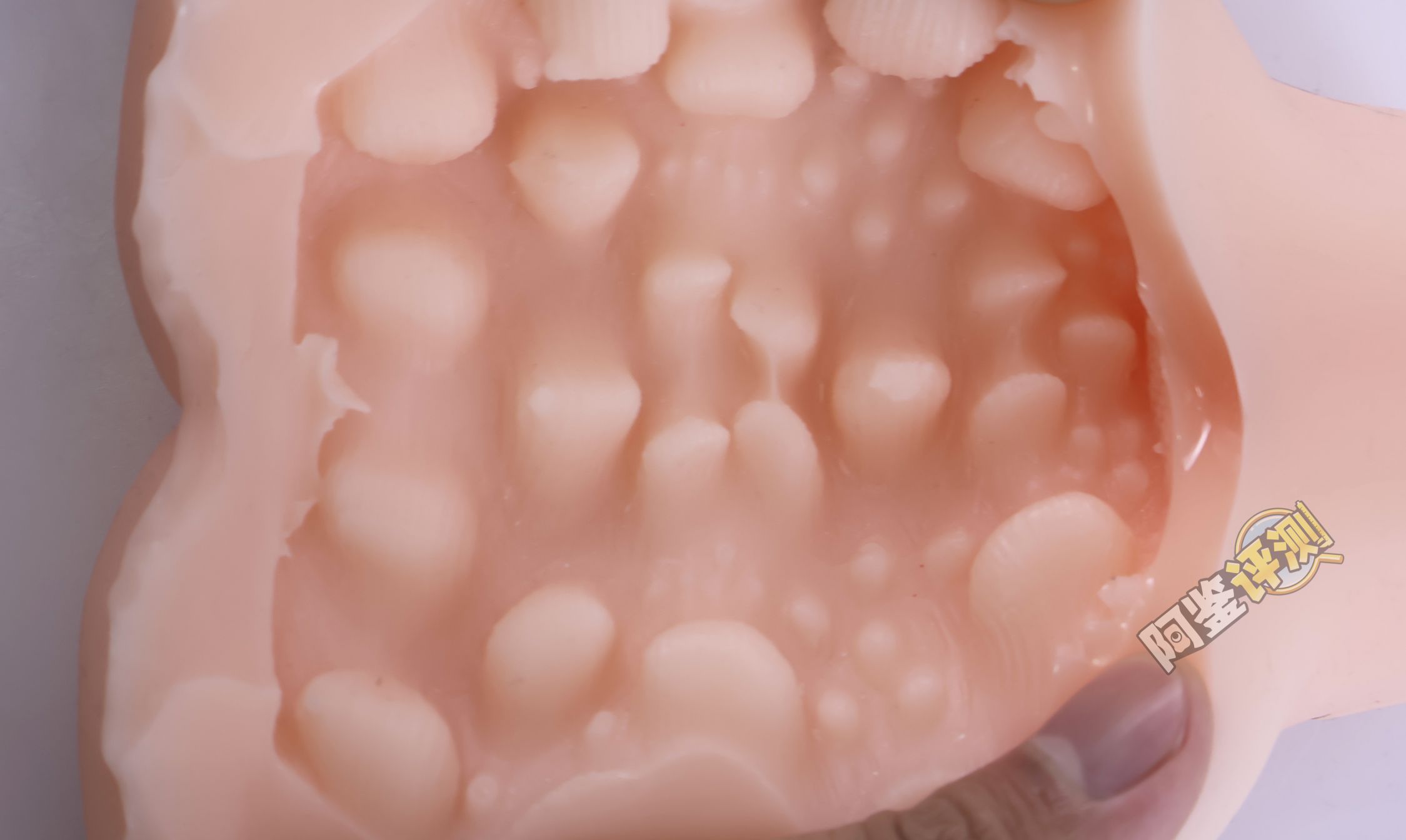 汤马托易士——“美优酱一年调教”评测!密布圆形石块的通道,把我的龟头狠狠卡住了...